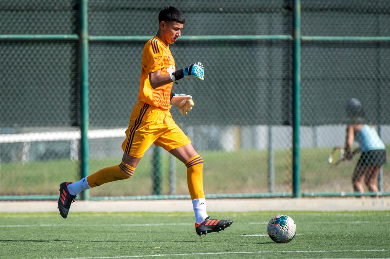 Con apenas 14 años, 'Emi' Ochoa se convirtió en
<a href="https://www.univision.com/local/san-francisco-kdtv/no-estaria-aqui-si-no-fuera-por-ellos-el-guardameta-de-padres-mexicanos-mas-joven-en-la-historia-de-la-mls" target="_blank">uno de los jugadores más jóvenes en la historia</a> en ser fichado por un equipo de la Major League Soccer (MLS, por sus siglas en inglés).