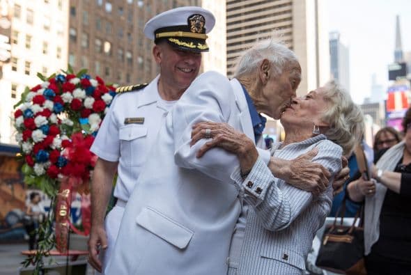 El veterano Sydnor Thompson, de 90 años, besa a su esposa, Harriette Thompson, de 91 años, en un acto conmemorativo en Times Square para celebrar el aniversario del fin de la Segunda Guerra Mundial tras una ceremonia especial. El famoso beso ocurrió el 14 de agosto de 1945.