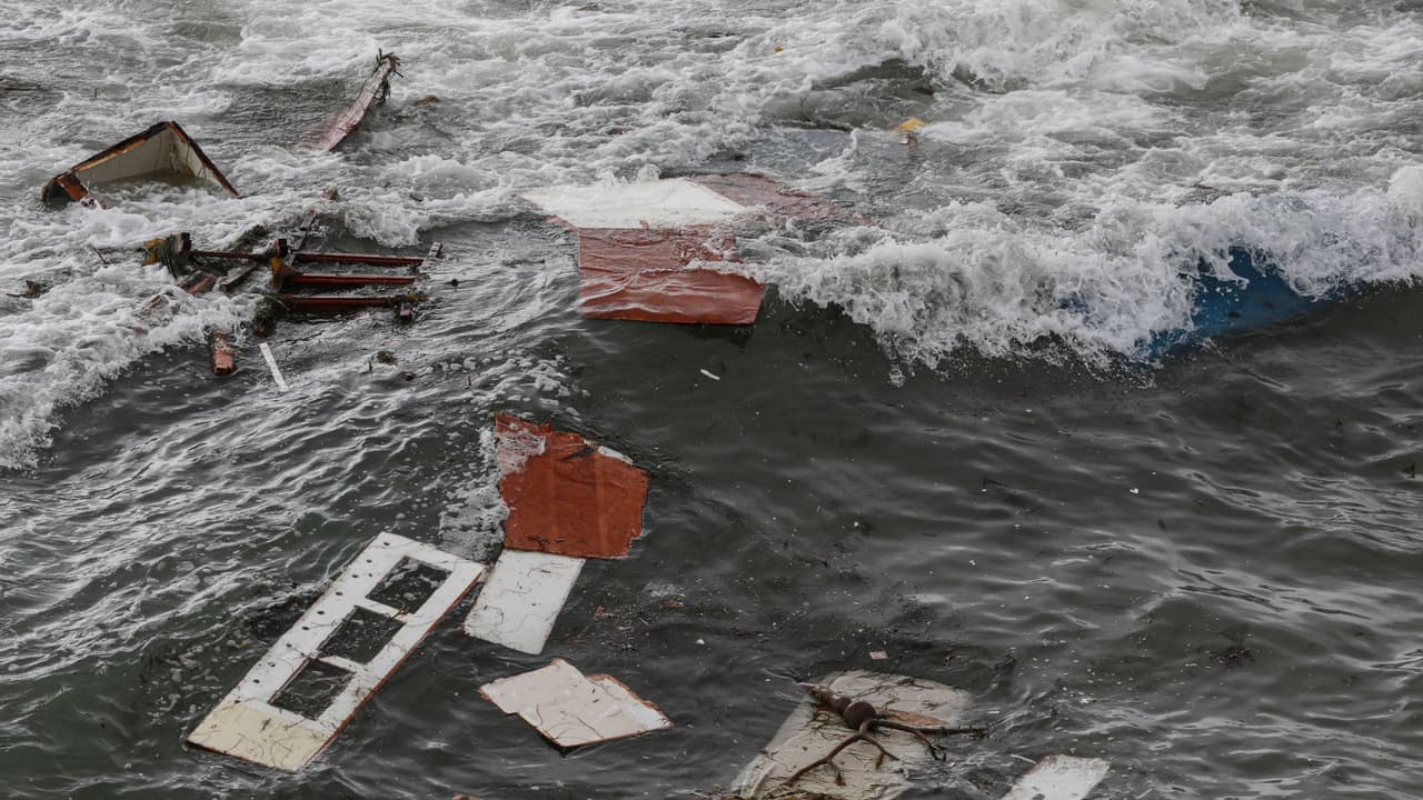 Una embarcación atestada se volcó y quedó totalmente destrozada este domingo frente a las costas de San Diego, California. Las autoridades creen que el bote llevaba migrantes que estaban tratando de ingresar a Estados Unidos de forma irregular.