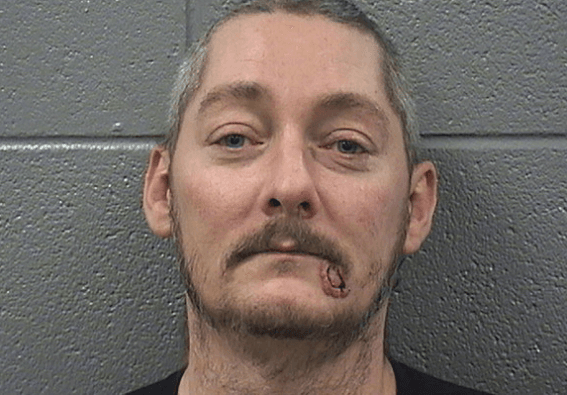 Padre amenaza con enviar a su hermano con un rifle AR-15 a una escuela para asustar a los supuestos  ‘bullies’ de su hijo