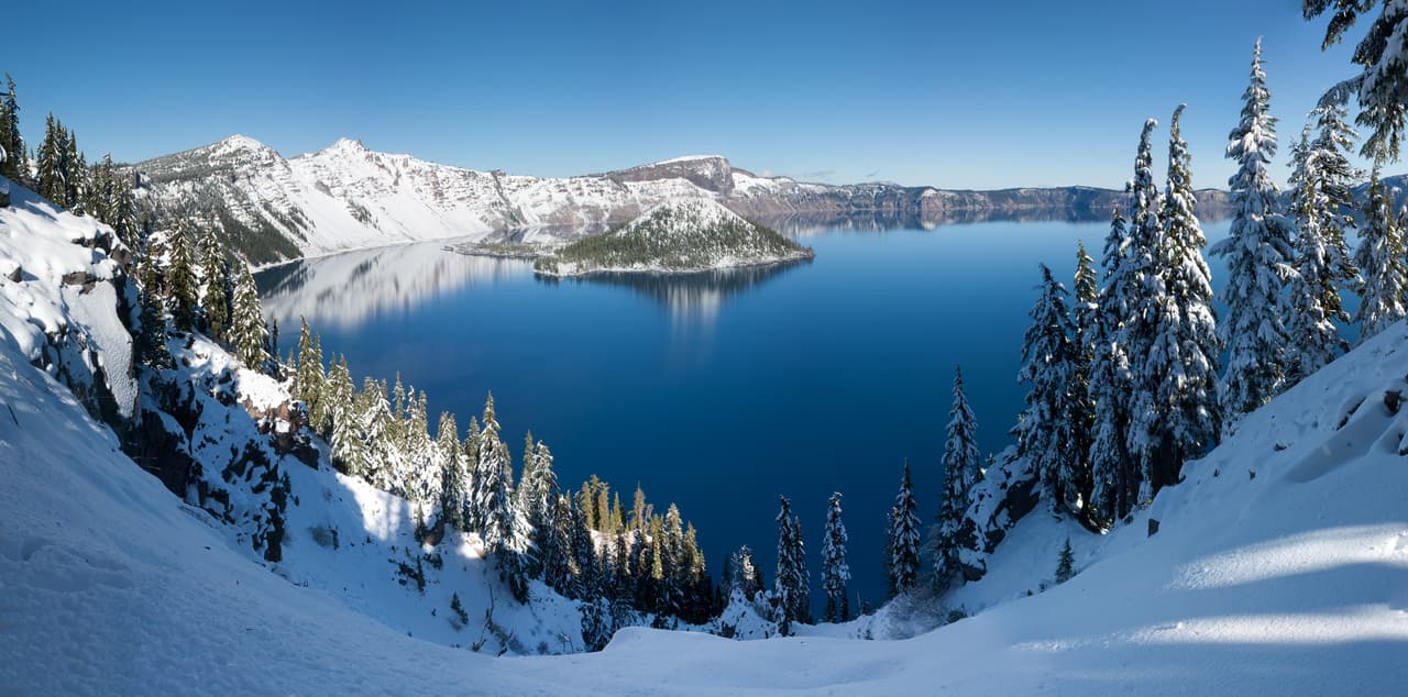 <b>17 -Crater Lake, Oregon.</b> Es, en realidad, una depresión volcánica que se formó por el colapso del volcán conocido como Mount Mazama. Es una de las calderas más bellas del mundo. Su lago, de 1,900 pies de profundidad, es famoso por su azul intenso y la transparencia de sus aguas.