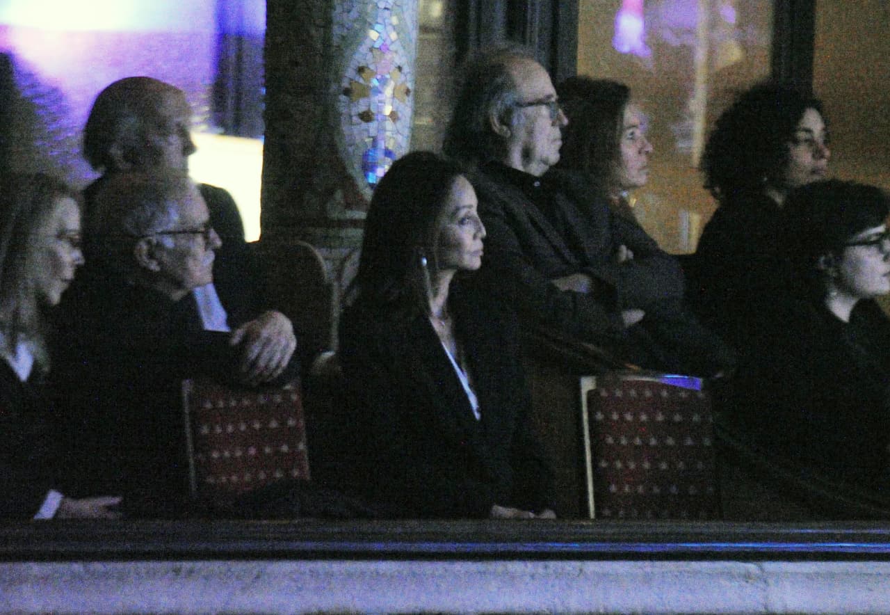 Y su amada Preysler le ponía mucha atención.