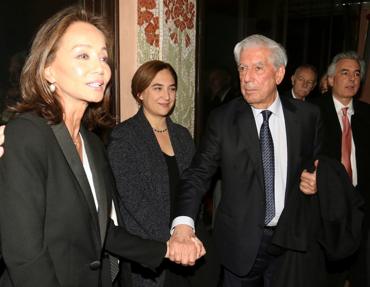 Y hasta de la manita la tomó.