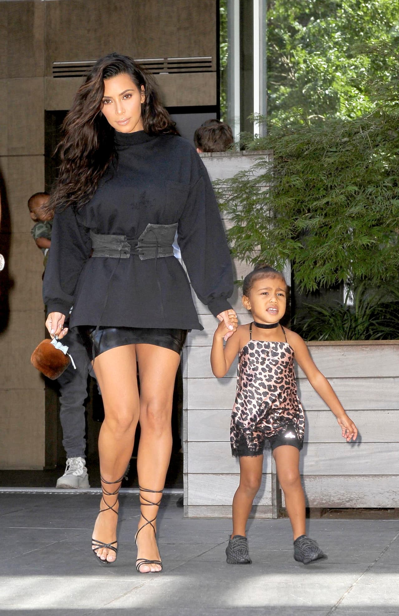 Siguieron su paseo familiar perseguidos por las cámaras.