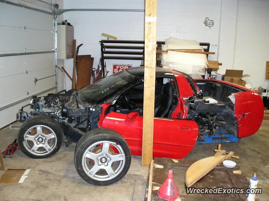 <b>Chevrolet Corvette C5</b>
<br>Aquí la venganza vino de un chico de 15 años en contra de su padre. Al parecer el joven no había superado el divorcio de sus padres.
<br>Una noche decidió tomar las llaves del
<b> Corvette C5</b> de su padre y salir a dar un paseo que terminó con el auto estampado en una barda. La historia no termina ahí, ya que el dueño llevó a su ex esposa a juicio para decidir quién pagaría el deducible del seguro. El pleito duró más de un año, el auto fue vendido y algunas de sus partes ahora viven en un
<b>Camaro SS 1967</b>.