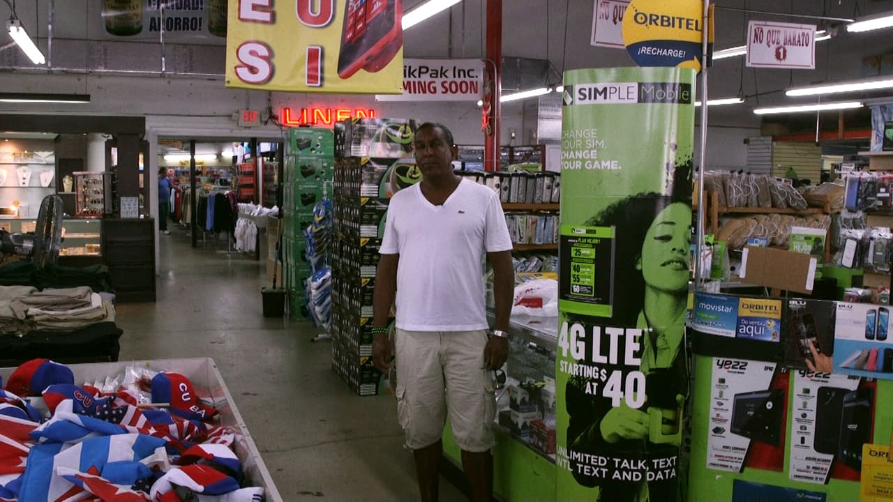 Esta es la primera vez que Manuel López visita Florida y fue a la tienda de Blanco. El empresario dice que muchos recién llegados van a su tienda porque ven su publicidad en el paquete distribuido a través de USBs en la isla.