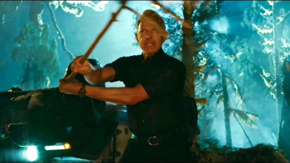 En la nueva cinta, Malcolm demuestra su experiencia al usar un palo y una antorcha para ejecutar un plan similar, pero en esta ocasión sí les permitió escapar de la enorme criatura.