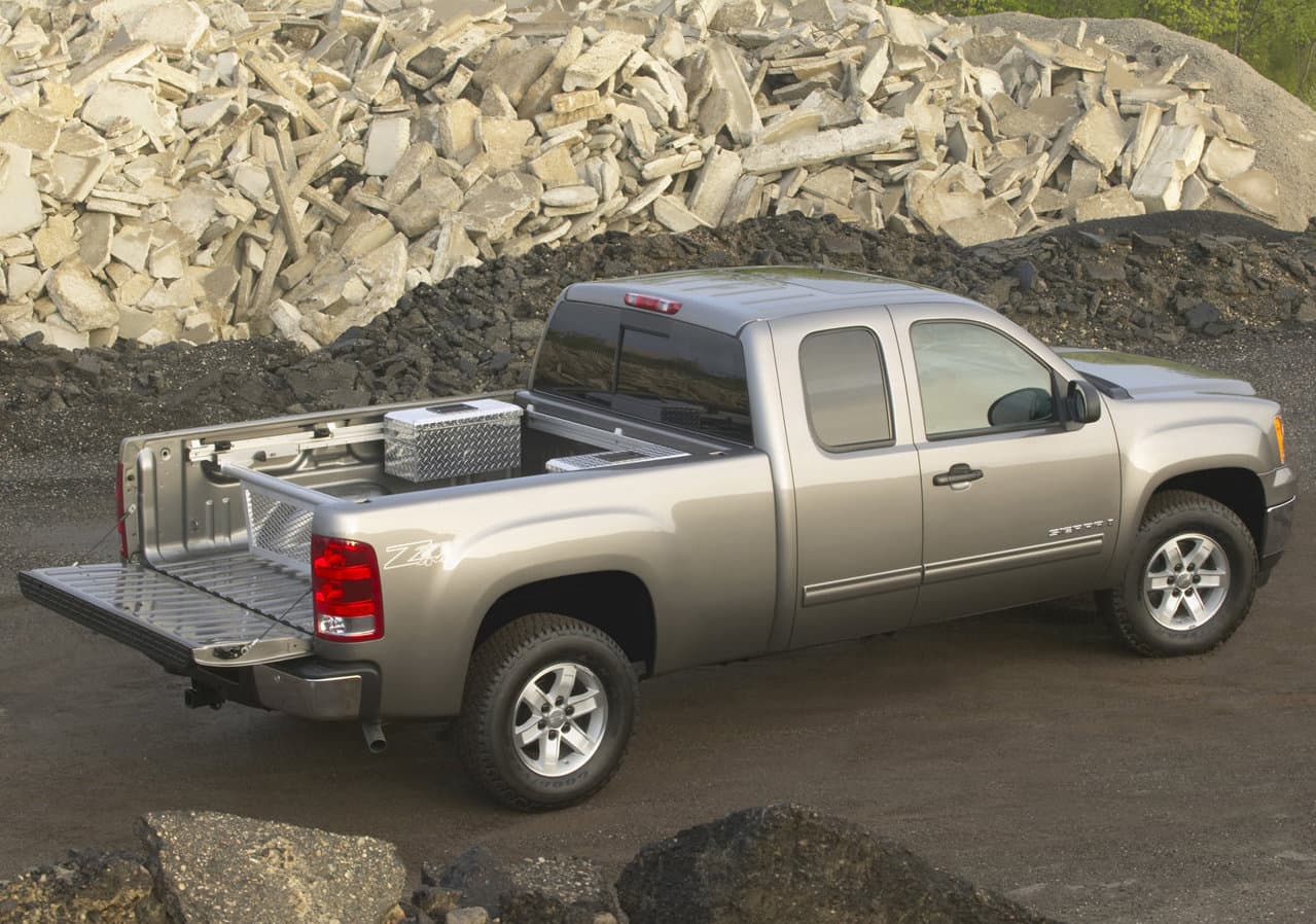 Esta pickup en su versión 2004, una de las más robustas del mercado en ese momento, lleva un motor V8 de 6.0 litros con la capacidad de generar 300 caballos de fuerza. Con una capacidad de remolque de casi 10,000 lbs, era una de sus opciones favoritas para los fines de semana de mayores exigencias.