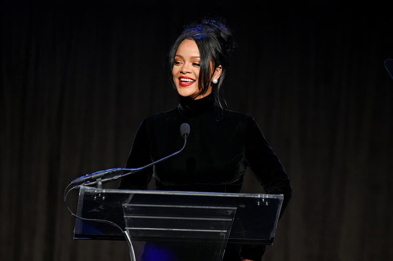 "Rihanna está 
<b><a href="https://www.univision.com/famosos/con-esta-nueva-lenceria-rihanna-da-una-bofetada-al-modelo-de-belleza-skinny-de-victorias-secret-fotos" target="_blank">completamente bien</a></b> ahora", dijo a ese medio el representante de la cantante en un comunicado.
<br>