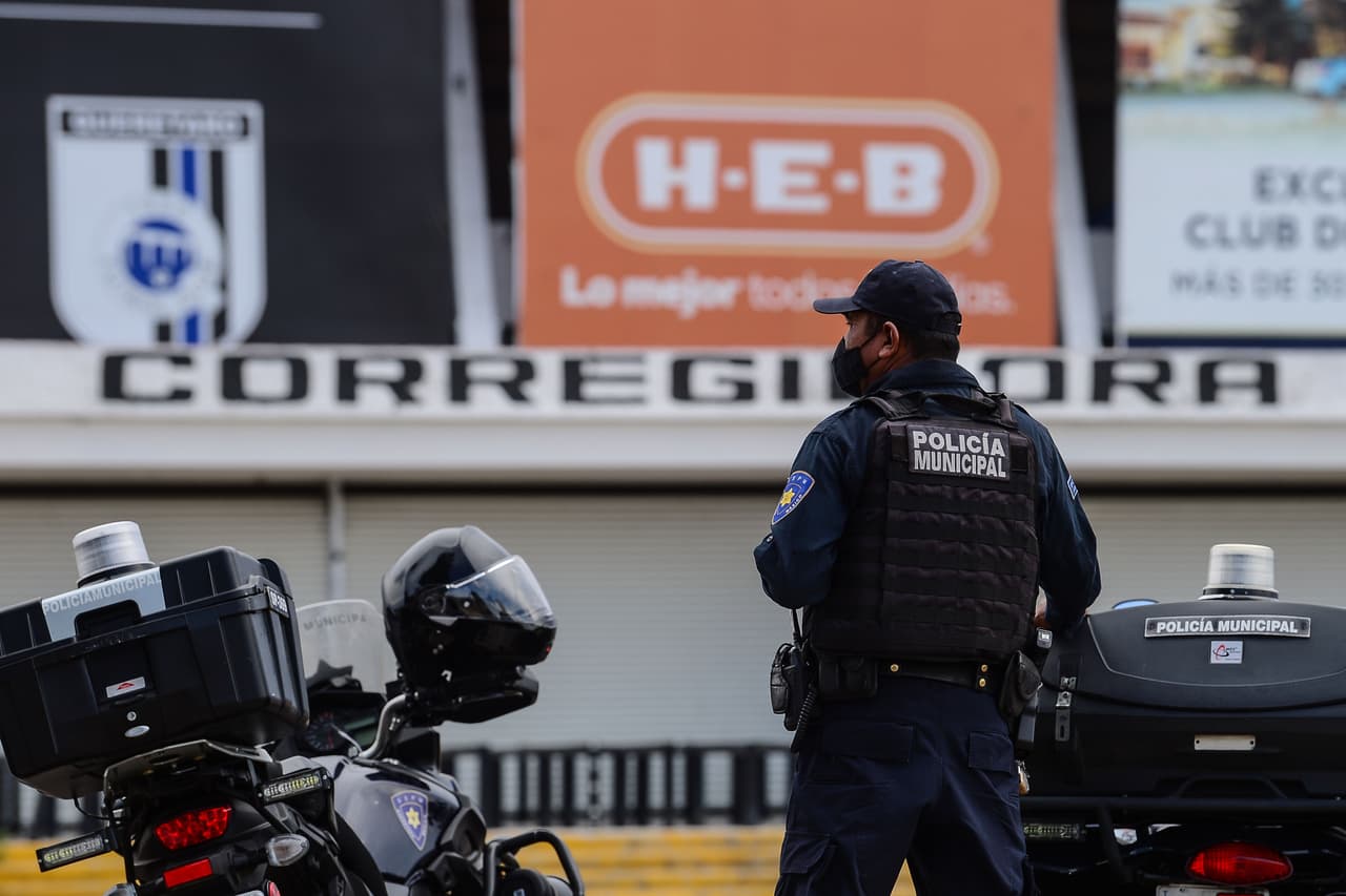 La policía se hizo presente a pesar del largo veto que ha recibido la casa de los Gallos.