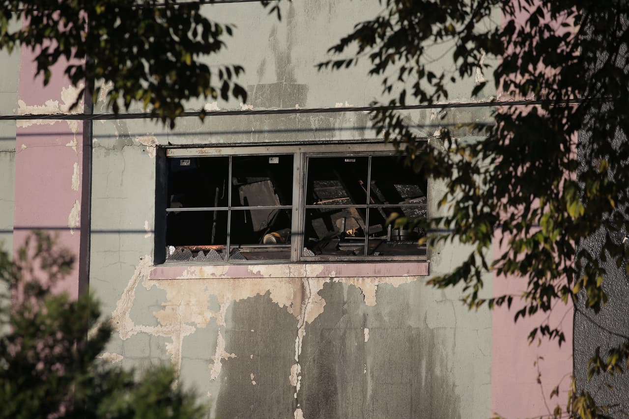 Las ventanas rotas del edificio donde se registró el incendio.
