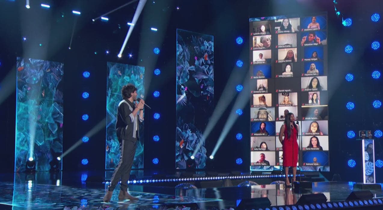 Aunque se mostró sonriente y bromista, también tuvo momentos en los que tuvo gran seriedad. En especial cuando presentó a los 'Agentes de cambio' de la noche.