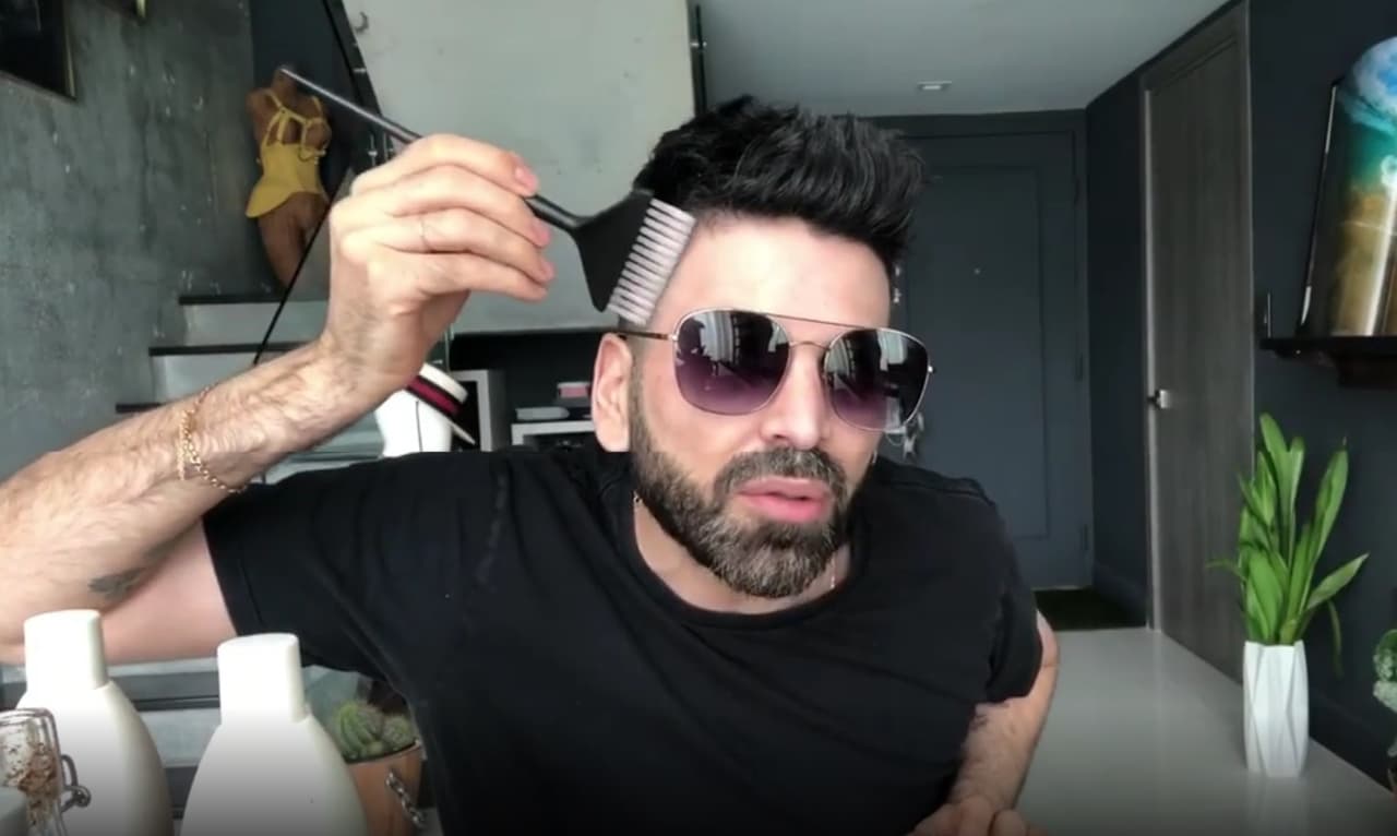 Los tips de belleza no han faltado y el crítico y conductor se ha dado a la tarea de mostrar a sus seguidores como pueden ellos mismos retocar su tinte de cabello ahora que no hay salas de belleza abiertas.