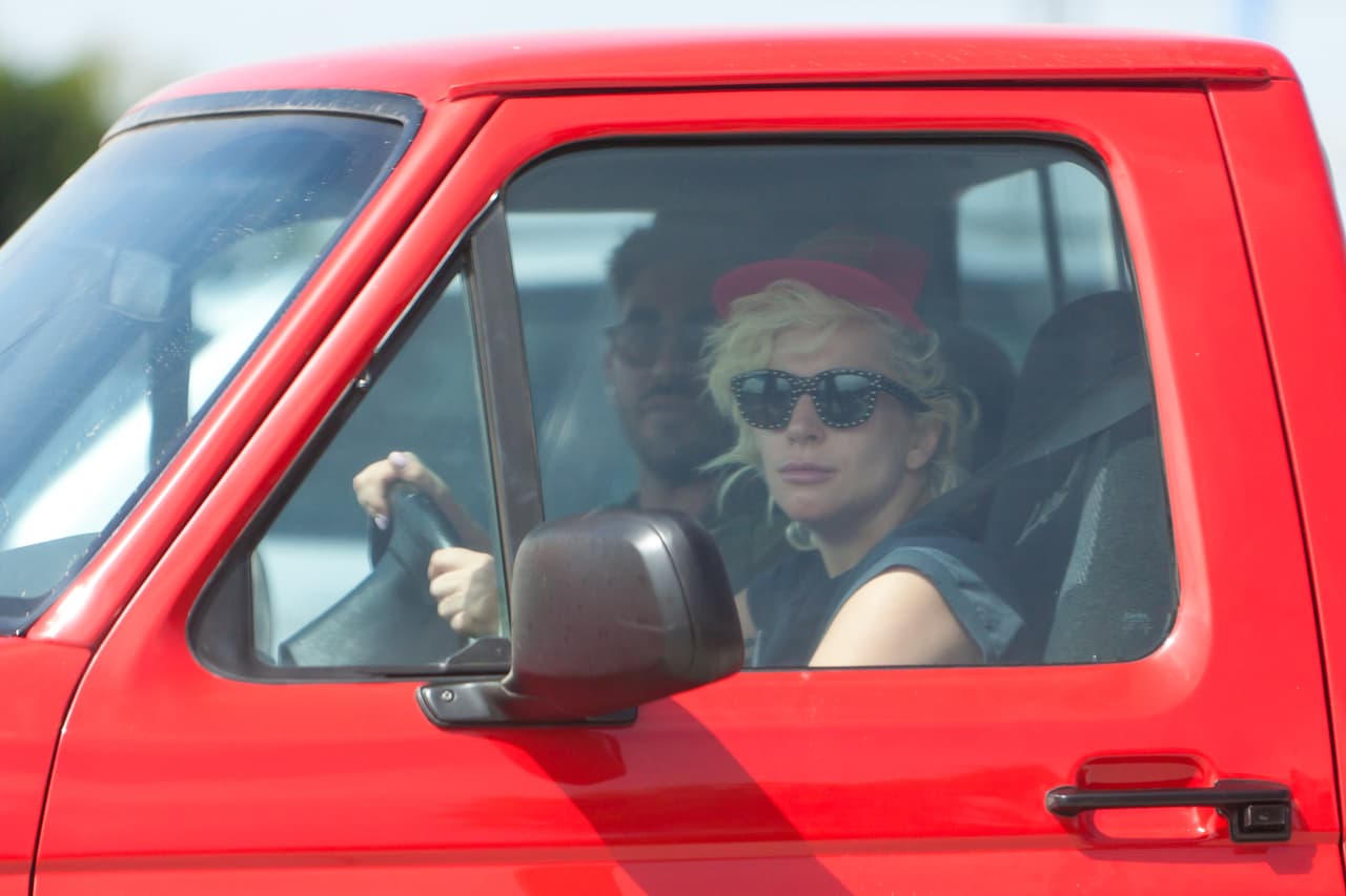 Si alguien sabe cuándo es necesario ser práctico y cuándo se requiere glamour, esa es 
<b>Lady Gaga y por ello cuenta con esta Ford F-150 SVT Lightning </b>con motor V8 de 5.8 litros y 240 caballos de fuerza. Como anécdota, cuando la cantante adquirió esta pickup hace un año, fue detenida por la policía de Santa Mónica por no contar con placas de matriculación.
<br>