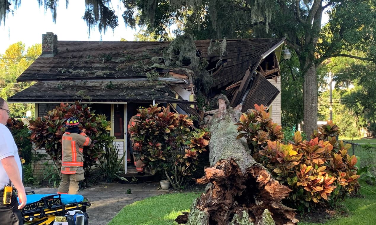 Una mujer de 89 años se encontraba en el interior pero no tuvo heridas de gravedad.