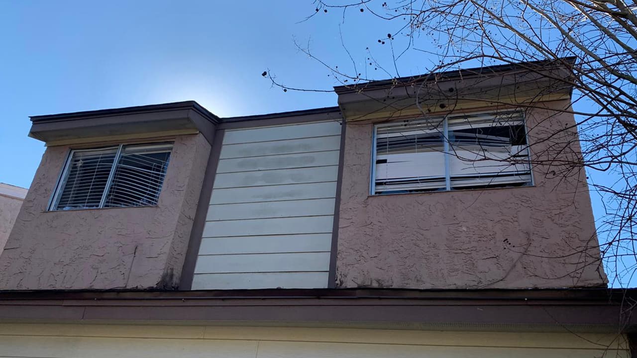 Las autoridades se encuentran haciendo un recuento de los daños causados en los vecindarios de los alrededores donde ocurrió la explosión. Hay muchas ventanas dañadas.