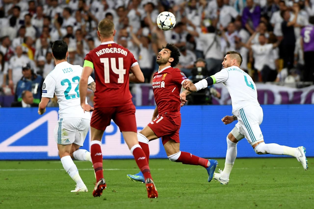 Cuando corría el minuto 26, Salah disputó esta pelota con Sergio Ramos.