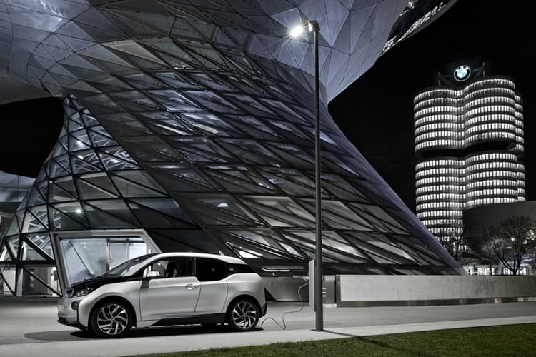 Poste de alumbrado Light & Charge de BMW en Munich