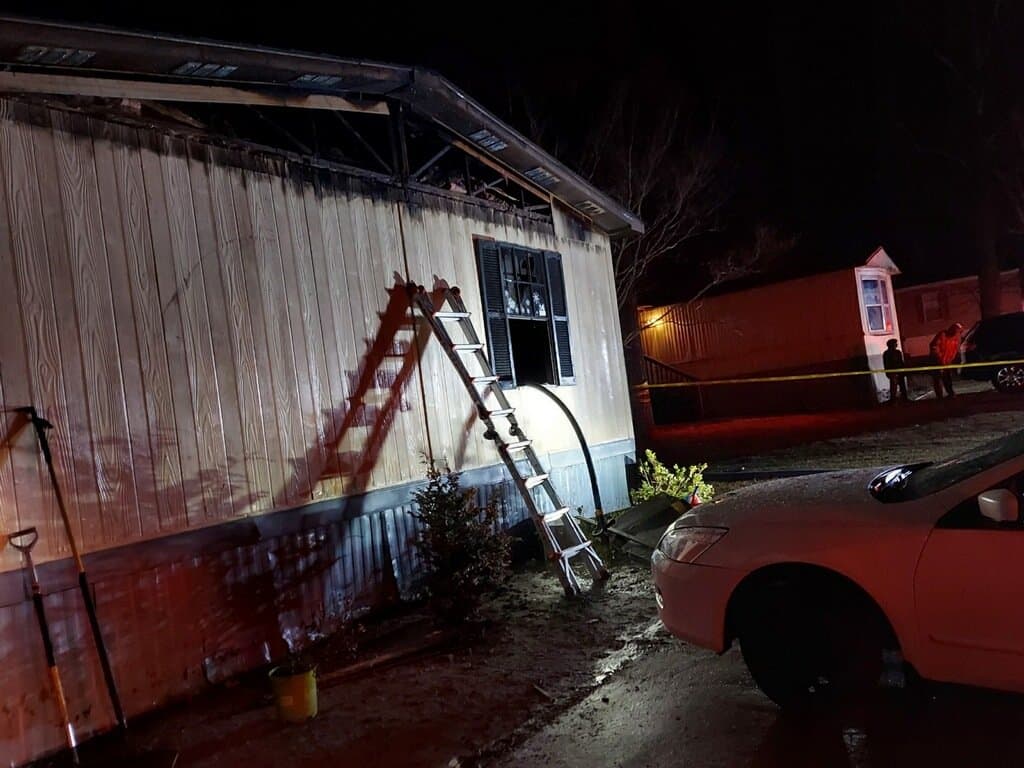 Vecinos trataron de ingresar al inmueble pero "el intenso calor y el humo era demasiado" y no lo lograron, informaron los bomberos en un comunicado.