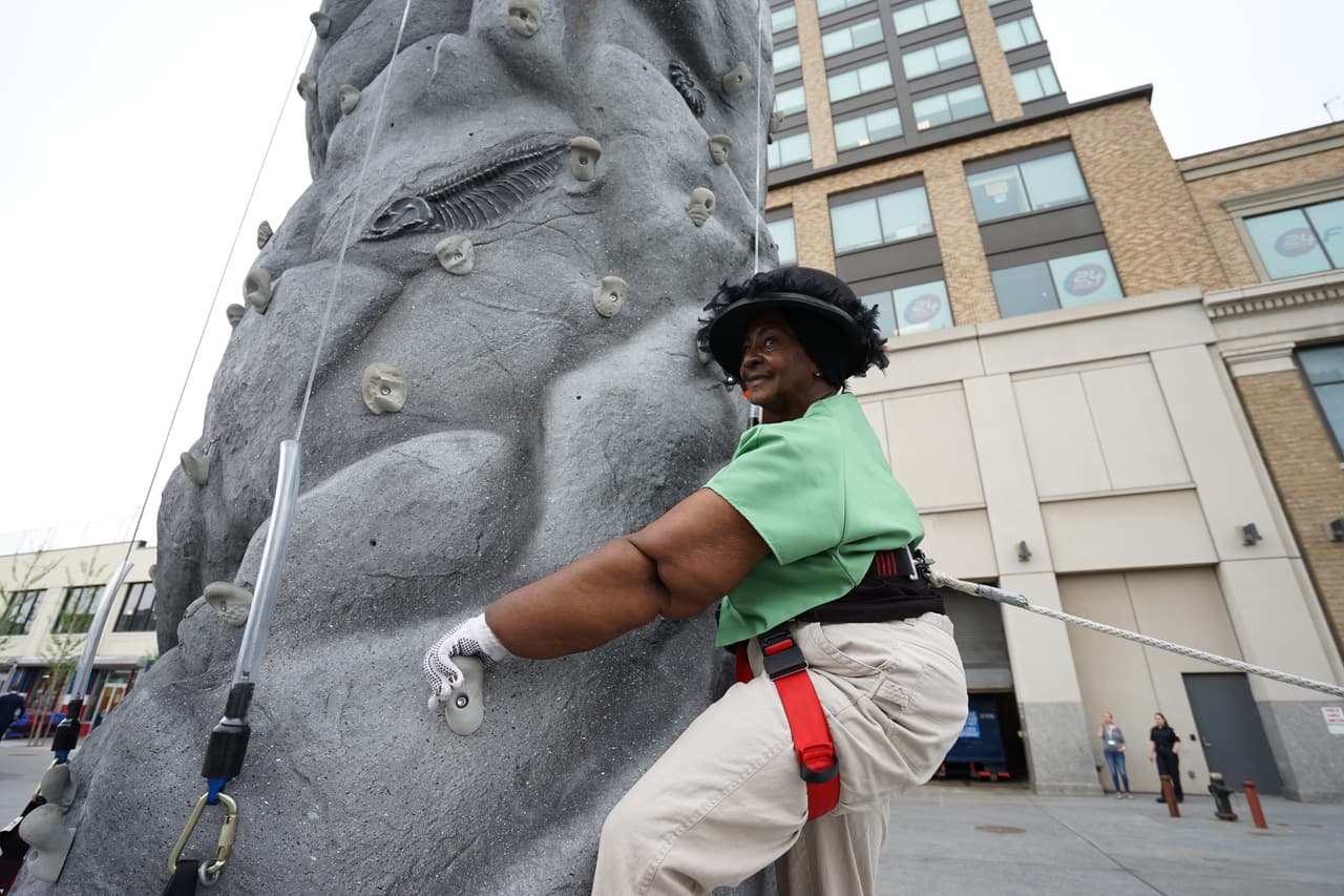 Con 62 años, Boles Wilson demostró su buen estado físico escalando.