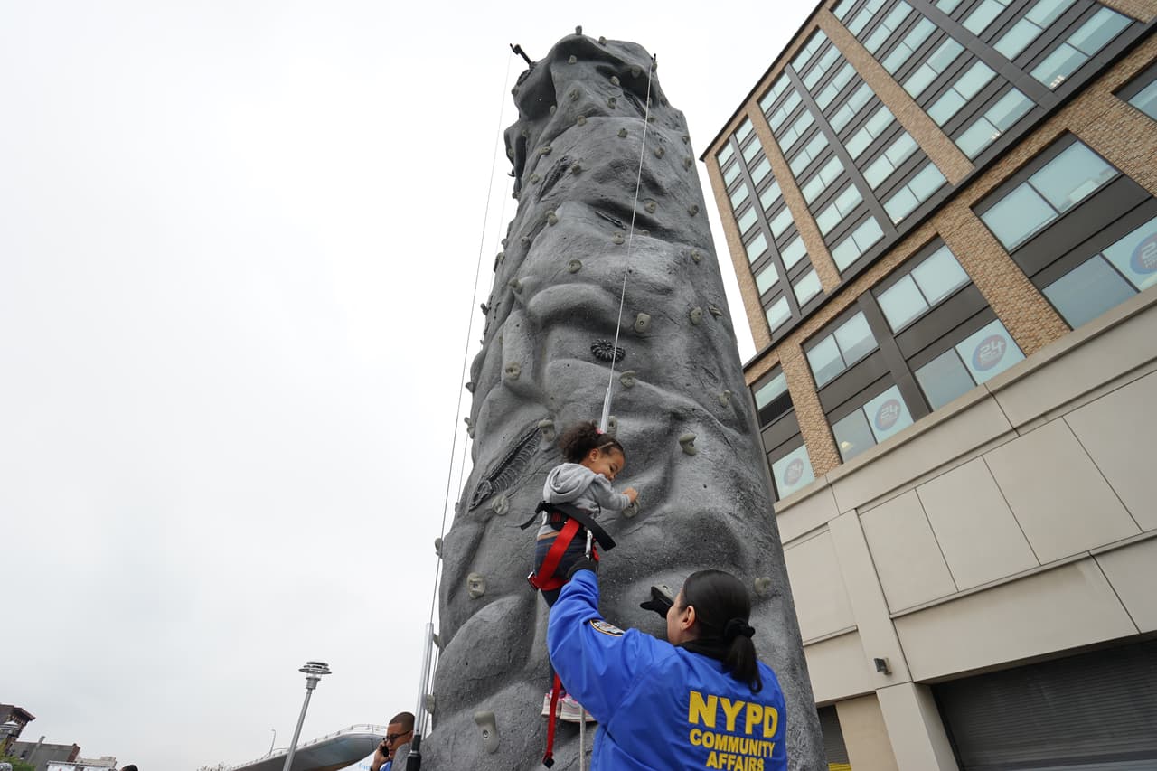 La pequeña Liana residente de El Bronx, escaló segura, con fuerza y sin miedo la muralla instalada en la feria de salud.