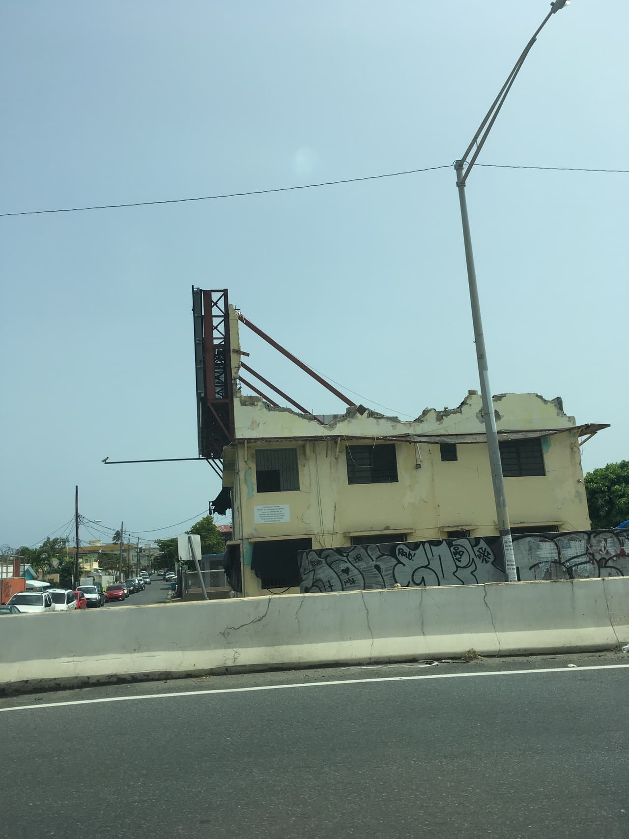 Muchas familias que carecen de títulos de propiedad no han podido recibir fondos federales para reparar sus viviendas. La situación es igual a través de toda la Isla.