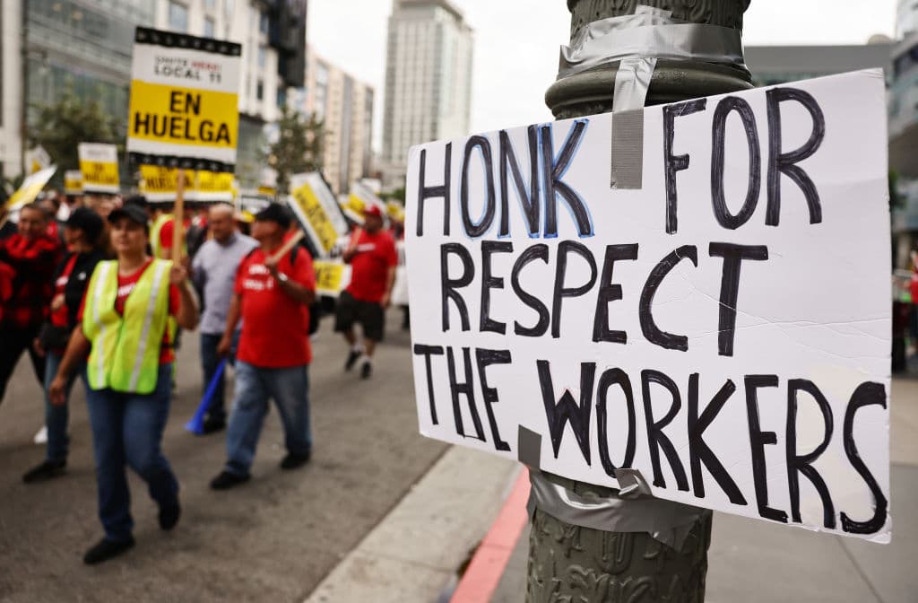 Desde sus autos, otros también les expresaron su solidaridad. Los paros intermitentes y huelgas en diversos hoteles comenzaron el 2 de julio, con trabajadores de 21 hoteles que no lograban avances en las negociaciones con sus patronos para un nuevo contrato.