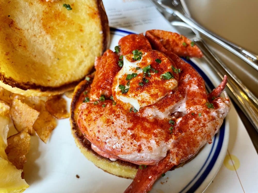 <b>BeetleCat</b>
<br>Dirección: 299 North Highland Ave NE. Atlanta, GA. 30307
<br>Teléfono: (678) 732-0360
<br>Sitio web: 
<a href="http://beetlecatatl.com">http://beetlecatatl.com</a> 
<br>
<b><a href="https://www.yelp.com/map/beetlecat-atlanta">Cómo llegar</a></b>
<br>
<br>En su página web se promocionan así: “Sube a bordo y disfrute de un menú siempre fresco de ostras, almejas y otros platos del mar ordenados antes de que lleguen al muelle, junto con cosas que no tienen sentido hasta que las pruebas: maíz mexicano, udon, kimchi, hamburguesas, pollo al estilo coreano” y más.