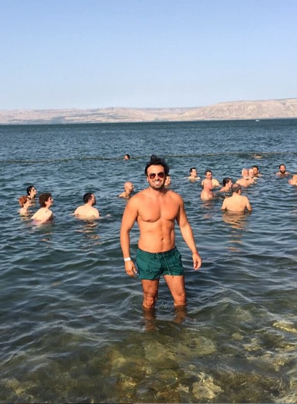 Gabriel se tomó un tiempo para refrescarse un poco en las hermosas aguas del mar de Galilea.