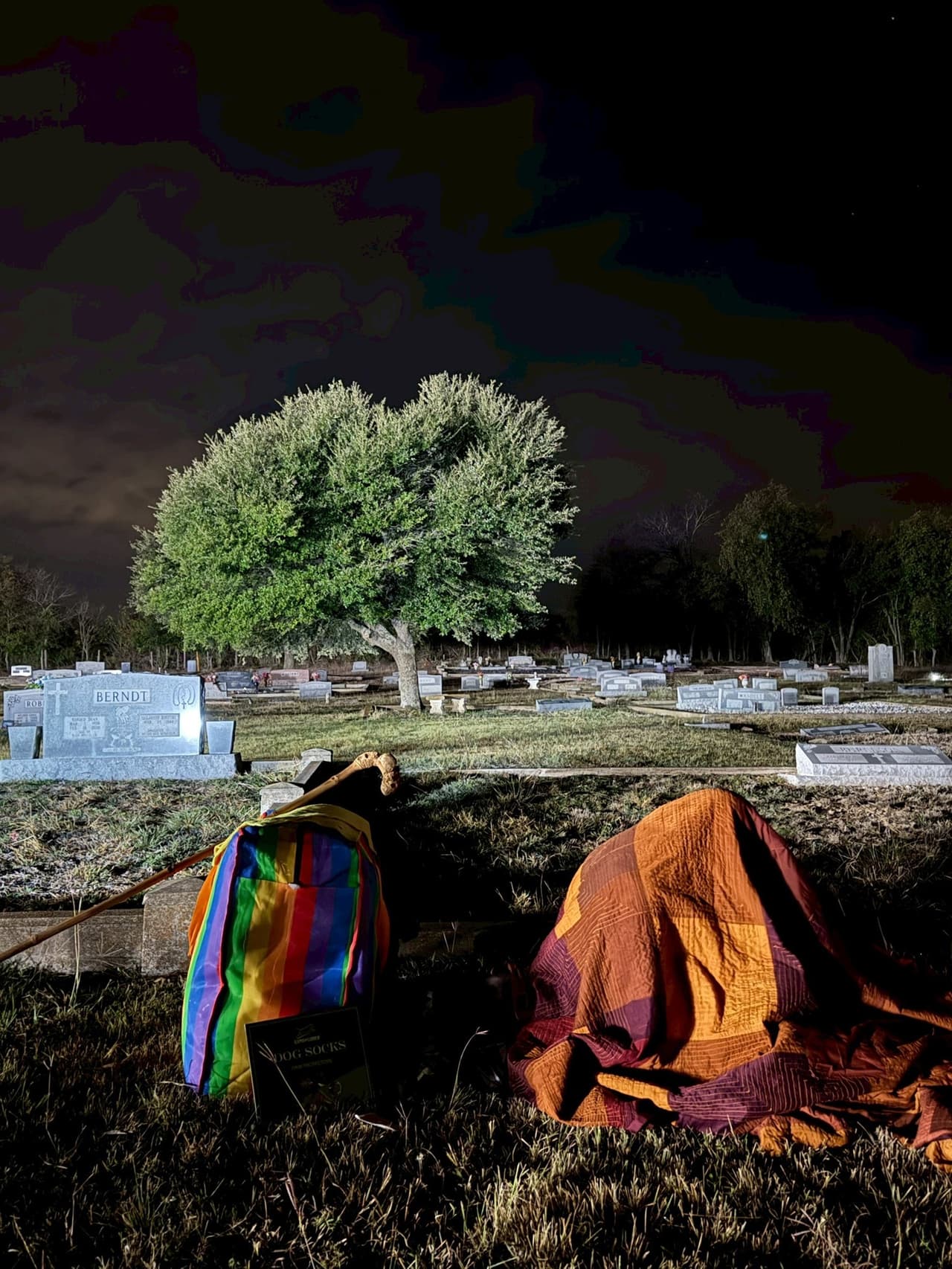 En una de las noches, los monjes pudieron descansar en el cementerio Roberts, en Troy, Texas.