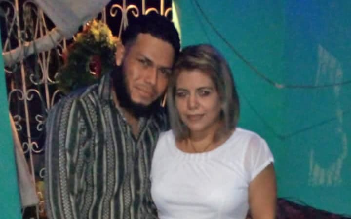 John Evari Martínez junto a su esposa Regina Méndez.