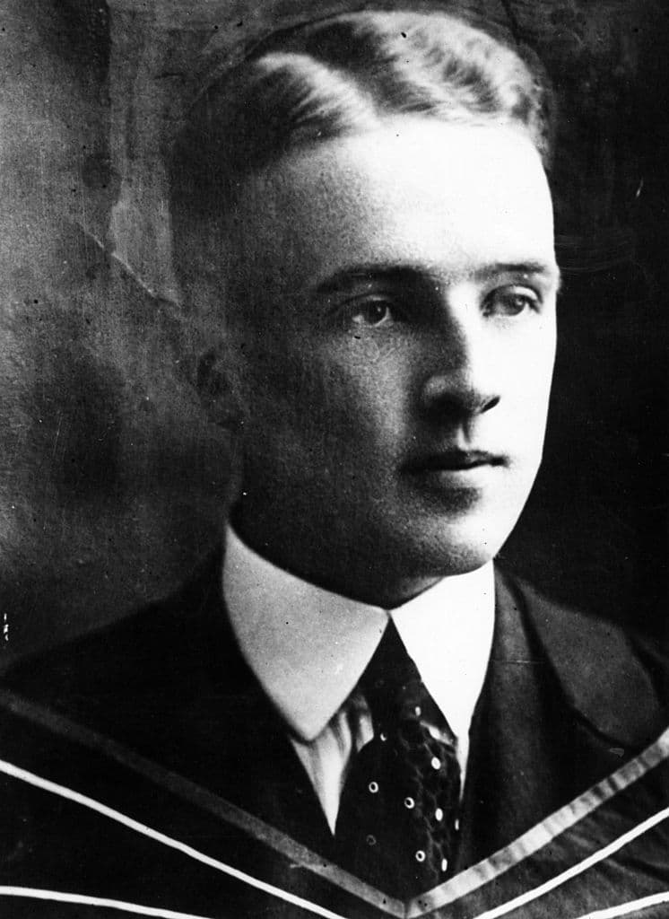 Para colaborar en el experimento de Banting fue asigando Charles Best (foto), entonces estudiante de medicina.
<b>Banting y Best comenzaron el trabajo en 1921 que conduciría al descubrimiento de la insulina. </b>