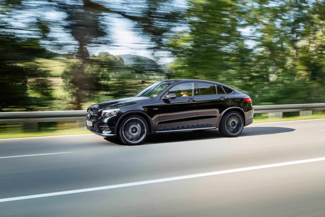 La 
<b>Mercedes-AMG GLC43 Coupe</b> es capaz de acelerar de 0 a 60 millas por hora en 4.8 segundos pero su velocidad máxima está limitada electrónicamente a 130 millas por hora.