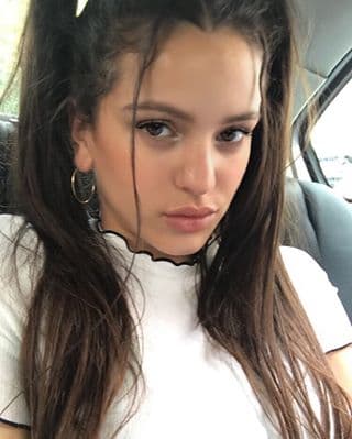 Rosalía solo tiene 25 años y su fama sigue en aumento. Se dice que uno de cada tres españoles sabe quién es Rosalía. Y todo mientras su canal de Youtube tiene ya tiene 1,580,216 suscriptores a nivel mundial. No te pierdas las nuevas conquistas de Rosalía el próximo 18 de julio, en Premios Juventud 2019.