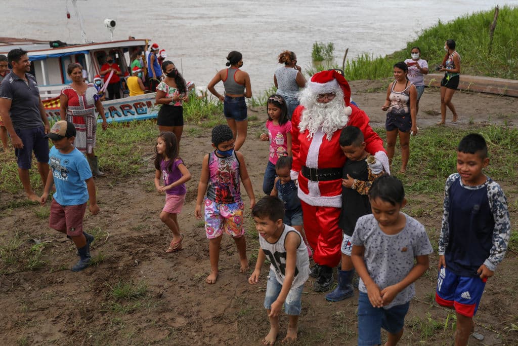 Pero cuando el Papá Noel amazónico llega a su destino, él también encuentra una recompensa: la sonrisa de los niños, que por un momento olvidan su cruda realidad, en una región duramente castigada por la pandemia del covid-19.