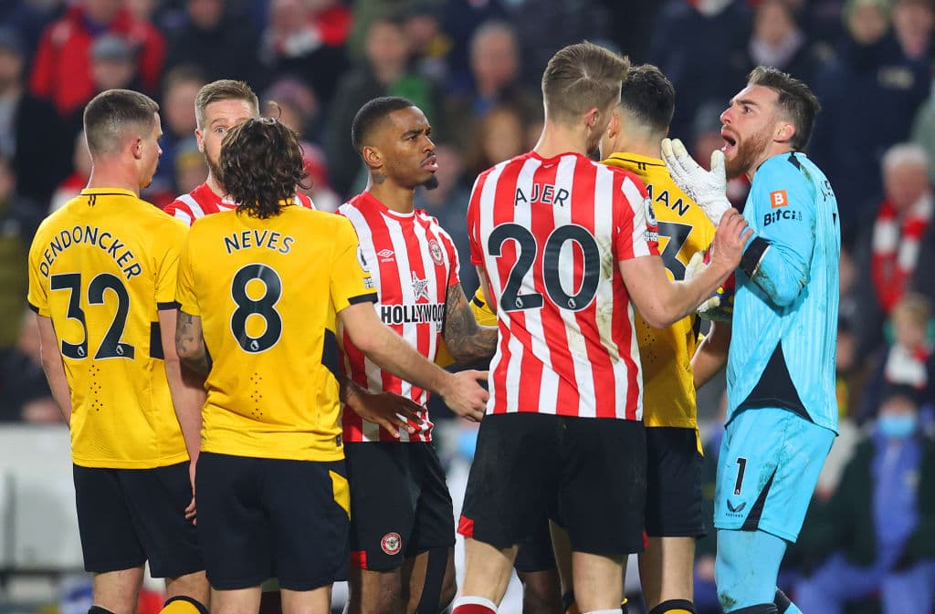 Joao Moutinho y Rúben Neves se convierten en los goleadores del día y le dan la victoria 1-2 al Wolverhampton sobre el Brentford.