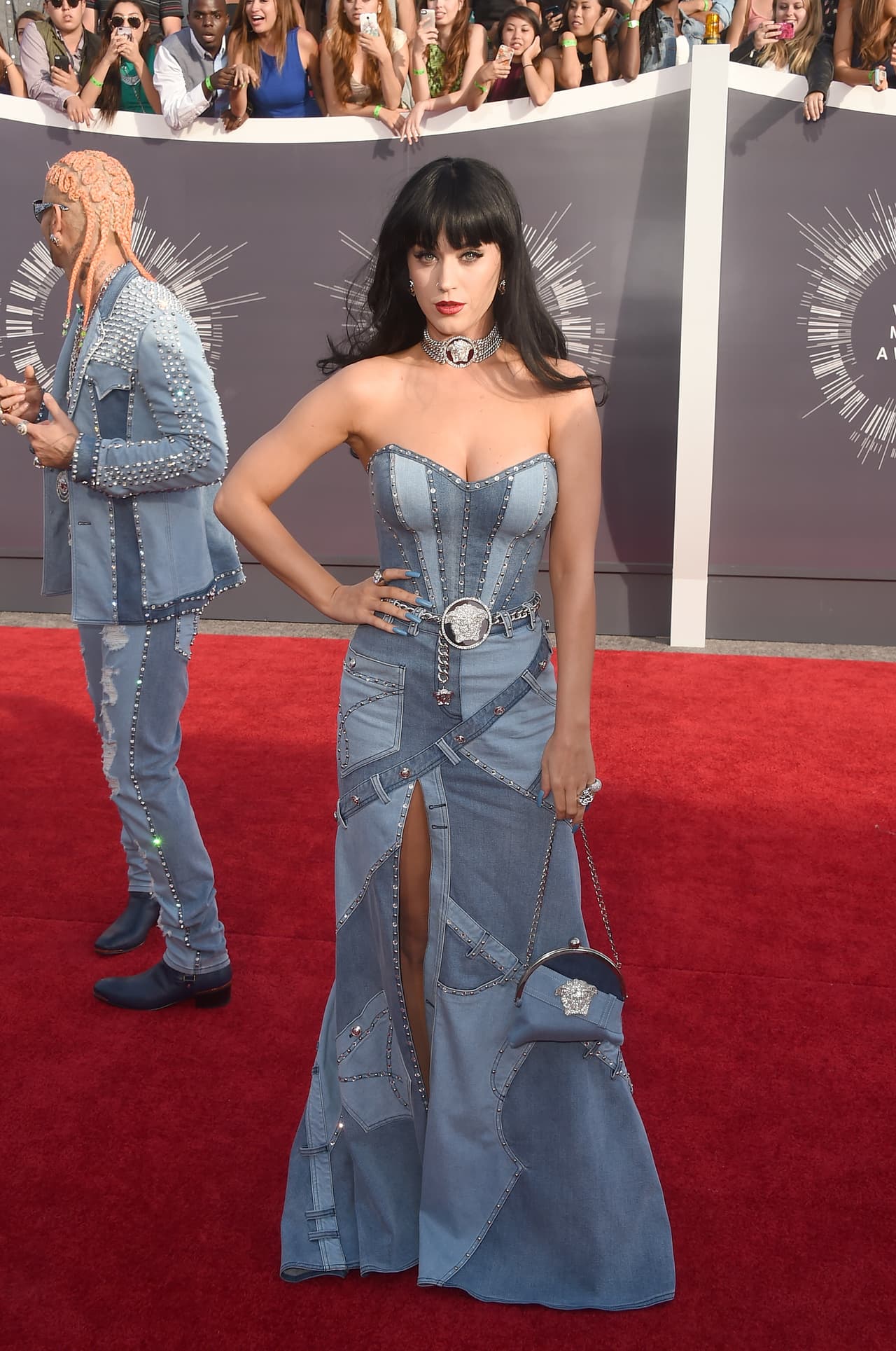 Muchos de sus diseños también se caracterizan por su extravagancia, muestra de ello es el que uso Katty Perry, ¿no crees?