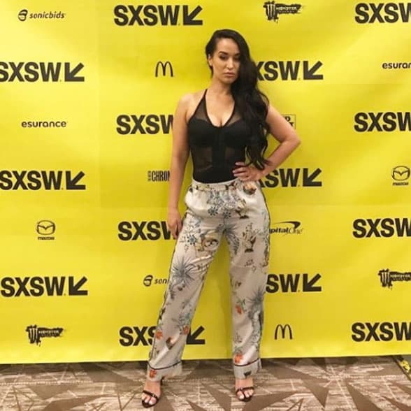 Conestos pantalones etampados de Topshop y un body de Nasty Gal esta cantante debutó en el festival South by Southwest