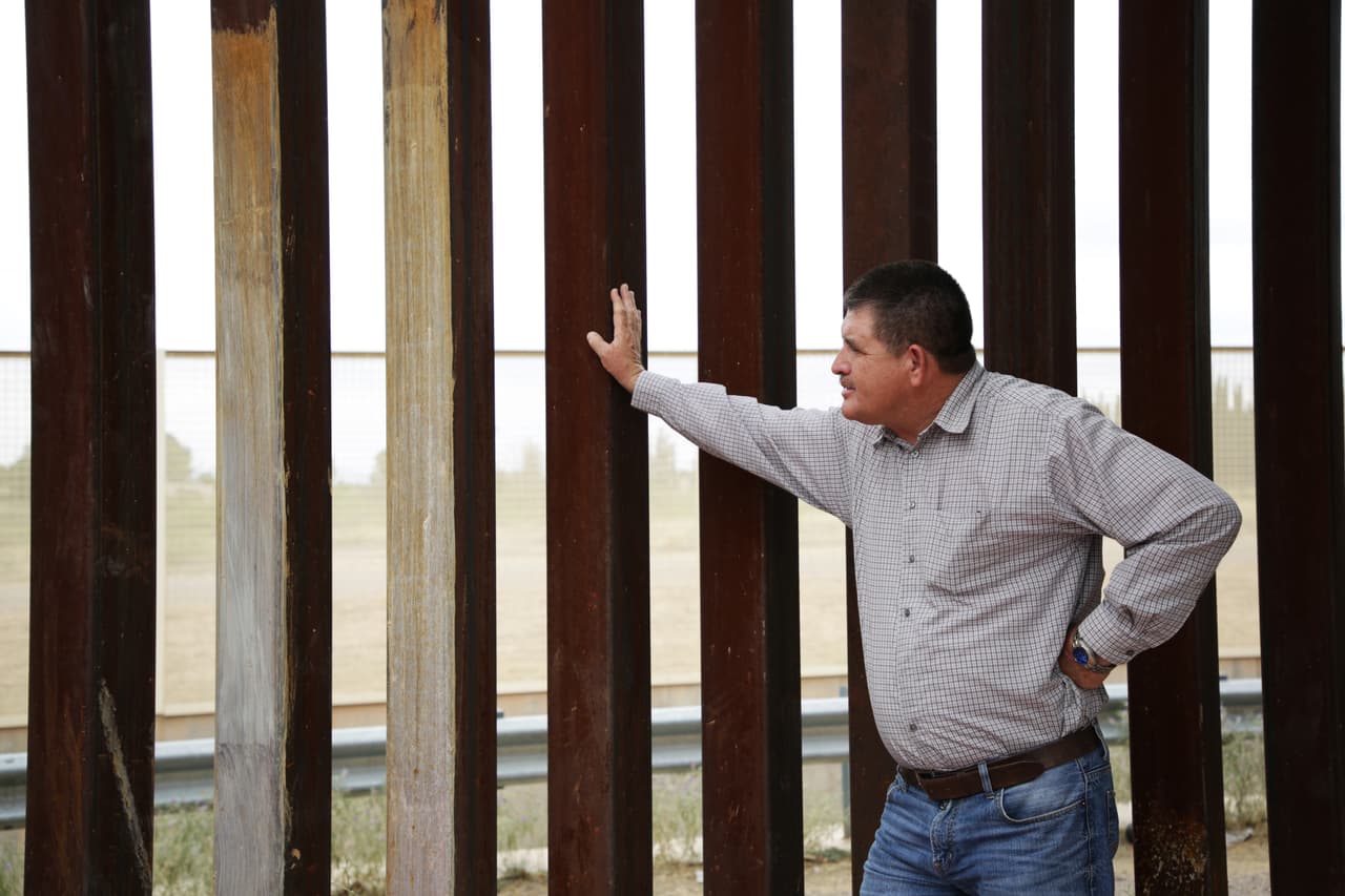 <b>Rubén Sánchez, 43 años. Agua Prieta, Sonora. </b>El muro fronterizo entre México y Estados Unidos no solo separa países sino también familias. A pocas millas de la valla divisoria nos encontramos con Rubén Sánchez para quien los barrotes de hierro construidos a lo largo de esta frontera no son más que "un monumento a la intolerancia”. A él, lo separan de su hija, Ruby, quien hace unos meses emigró a territorio estadounidense y no puede cruzar a visitarlo porque se encuentra en medio del proceso para obtener su residencia.
<br>