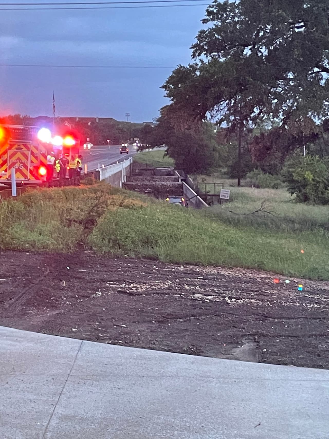 No se reportaron heridos, pero autoridades piden a conductores tener mucho cuidados con las inundaciones repentinas.