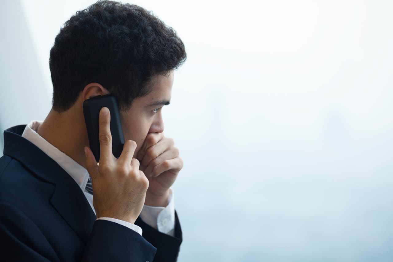 Hombre hablando por móvil