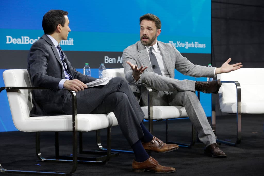 Andrew Ross Sorkin y Ben Affleck el 30 de noviembre de 2022 en el DealBook del New York Times.