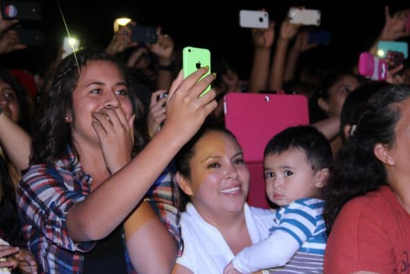 El Dasa revolucionó Phoenix con su voz y carisma, enloqueciendo a miles de fans que los esperaban ansiosas. El chulo causó furor con sus movimientos sexy y desafió seguridad para acercarse y bailar con sus consentidas.