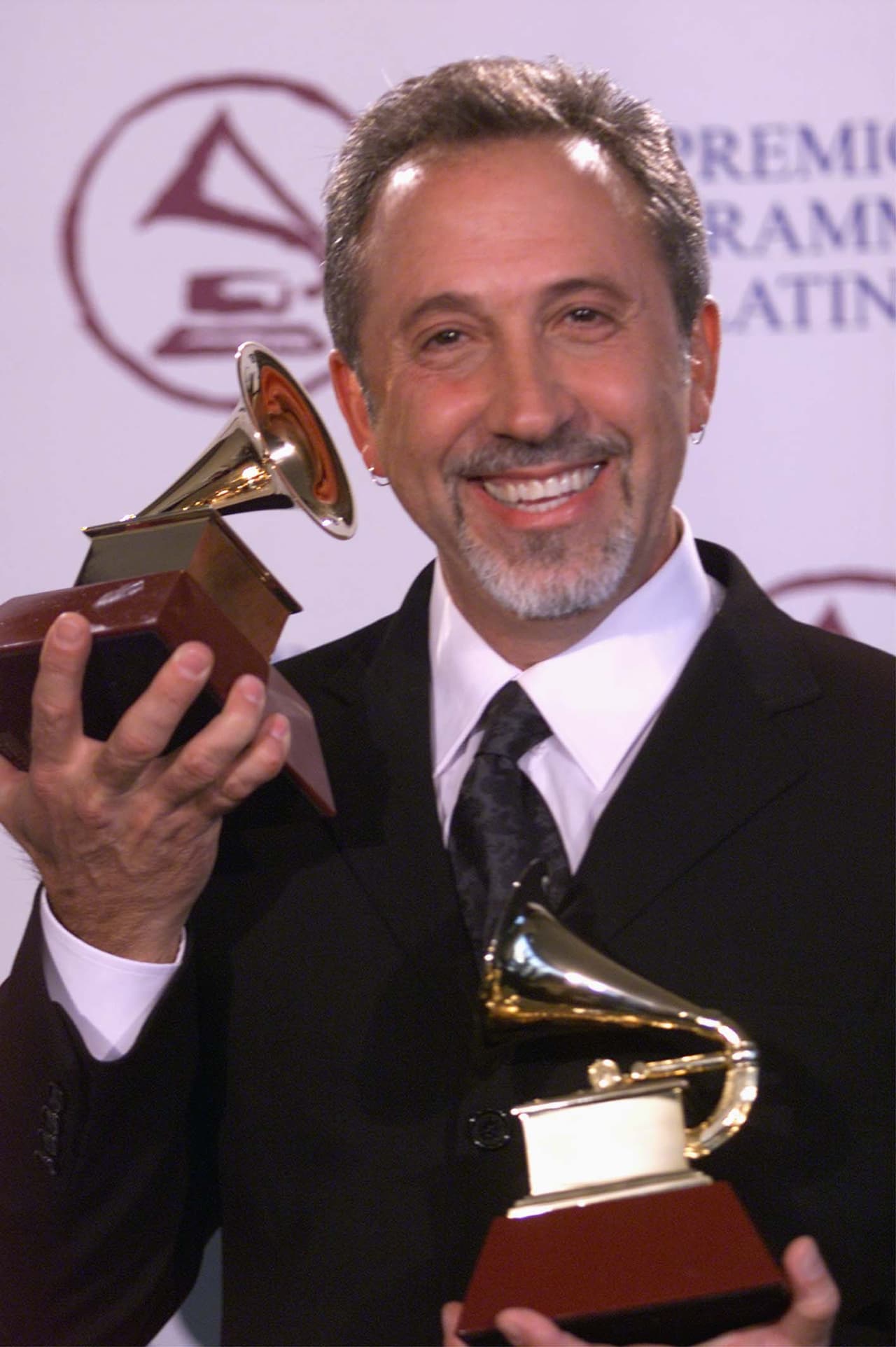 El músico y productor cubano Emilio Estefan Jr. también se sumó a la lista de los ganadores en dos categorías. Fue premiado como Productor del Año y por el video ‘No me Dejes de Querer’ de Gloria Estefan. También recibió el reconocimiento a Persona del Año.