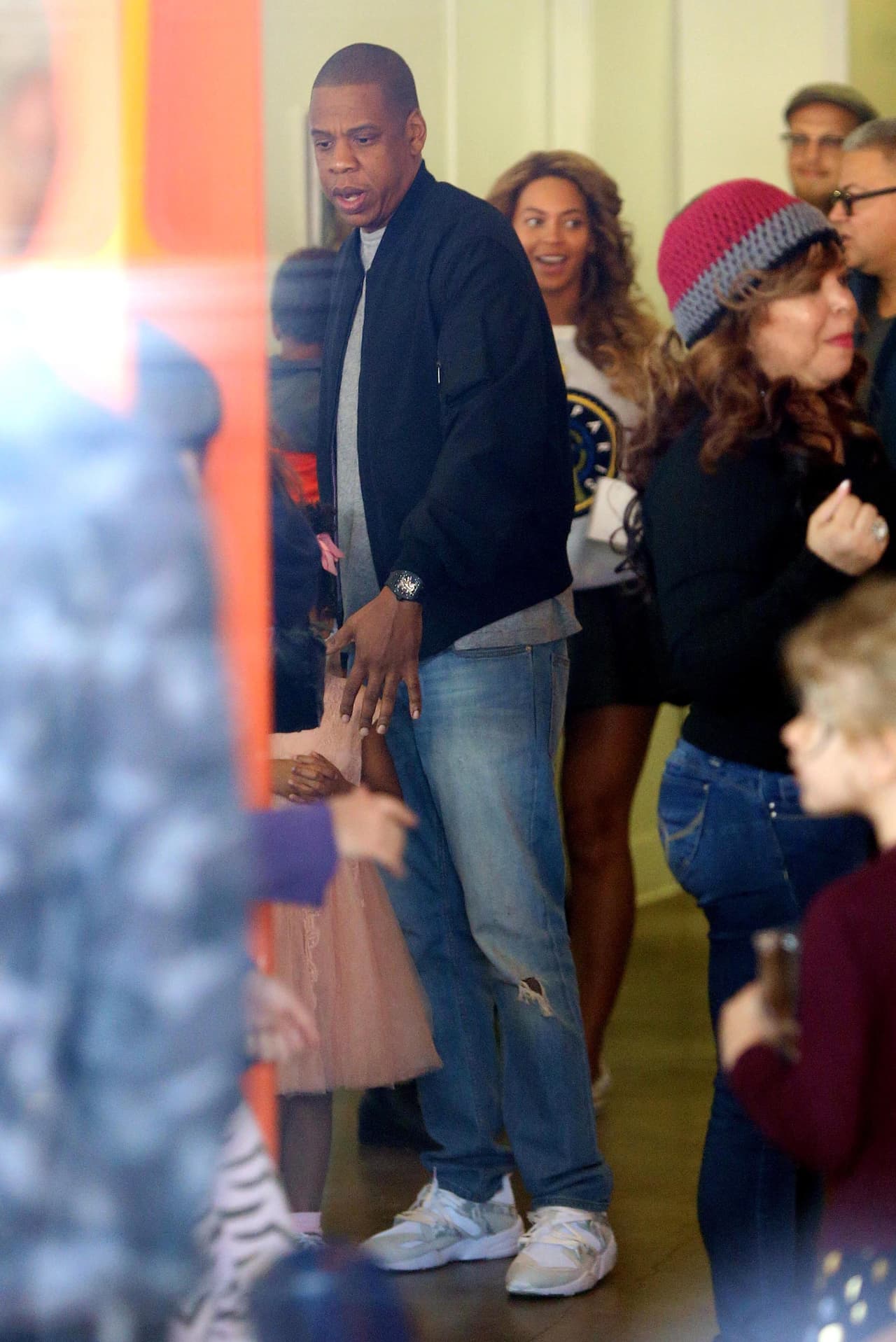 Los cantantes han cambiado las noches de copas por los vestidos de princesas y los globos.