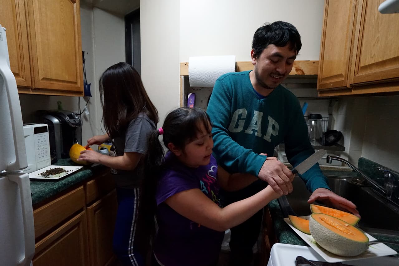 Para Miguel, criar solo a sus hijas es un desafío cotidiano.
