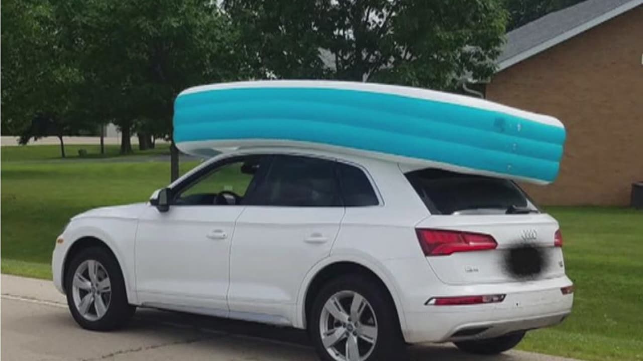 Una mujer puso a sus pequeñas en riesgo para evitar perder una piscina inflable