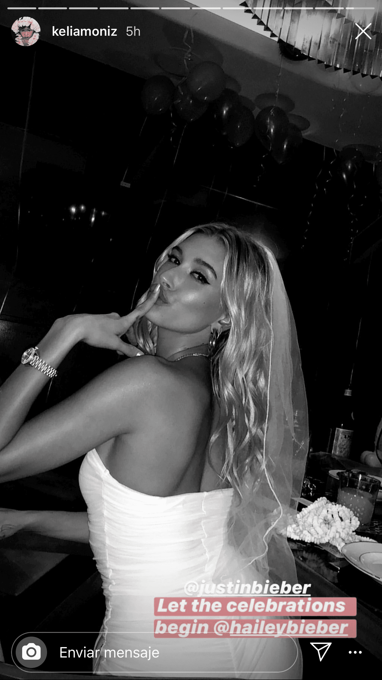 De acuerdo con información de 
<b><a href="https://www.dailymail.co.uk/tvshowbiz/article-7506861/Hailey-Bieber-wears-white-veil-enjoys-wild-bachelorette-party-LA-pal-Kendall-Jenner.html">Daily Mail</a></b> y
<a href="https://people.com/style/hailey-baldwin-bachelorette-party-before-second-wedding-justin-bieber/"> <b>People</b></a>, la modelo de 22 años disfrutó de su fiesta en West Hollywood, California, el miércoles por la noche.