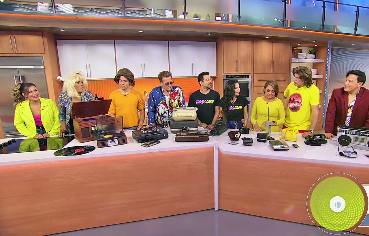 Durante el show también recordaron los artefactos de antaño, mismo que les trajo muchas anécdotas. Entre los aparatos se encontraba uno de los primeros celulares, discos LP y el famoso 'walkman'.