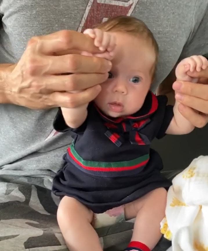 Solo días después, y gracias a una indiscreción de Julio José Iglesias, hermano del cantante, se supo que la pareja tuvo 
<b><a href="https://www.univision.com/famosos/enrique-iglesias-y-anna-kournikova-ya-tienen-en-brazos-a-su-tercer-bebe-el-tio-no-aguanto-el-secreto-fotos" target="_blank">una bebé, de nombre Mary</a></b>, que nació el pasado 31 de enero.
<br>